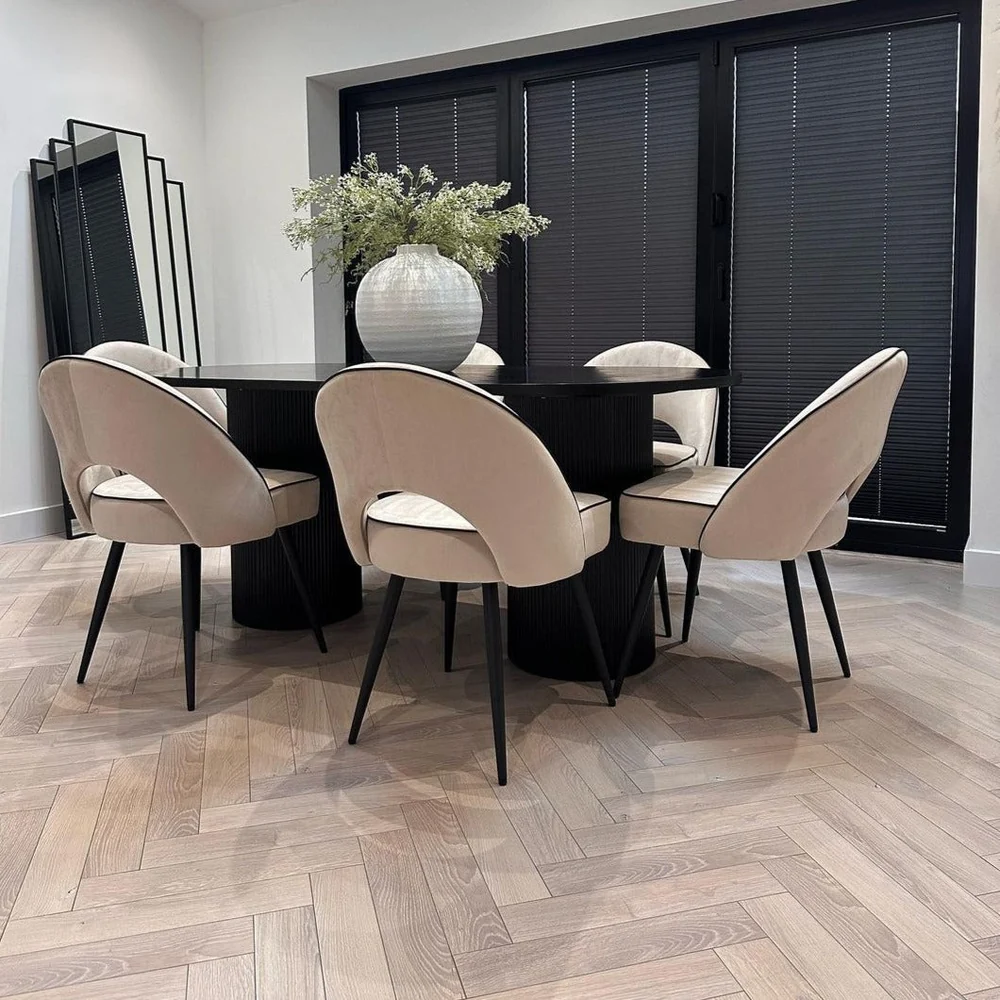 sàn gỗ Herringbone tông sáng kết hợp chi tiết nội thất màu đen